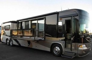Это автодом "2000 Prevost Country Coach H3-45".
Как и многие автодома, эта модель-трансформер, позволяющая легко изменить размеры жилого пространства.