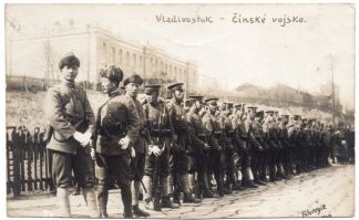 2 китайские дивизии, эскадра их ВМС и речная флотилия приняли участие в интервенции против России в 1918-1920 годах. Плюс в составе белогвардейских частей было несколько китайских белых батальонов. Так что не надо ля-ля, что китайцы были только за красных.
На фото китайцы во Владике.