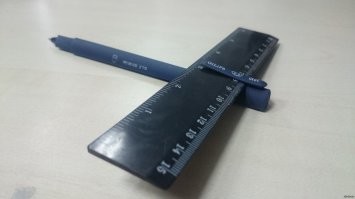 1. Разрисовывать ластик. 
2. Грызть колпачок ручки. 
3. Рисовать "татуировки" ручкой на руке. 
4. Делать из ручки "плевалку" 
5. Делать самолет из линейки и ручки 
6. Рисовать узоры на полях тетради