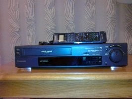 первый, один пульт со штрих кодом, наложение звука...джог для управления, торпеда а в купе с ним приобретен был 29 дюймов телек панас, все джапан....шикардос все с одного пульта...сука...денег стоило...