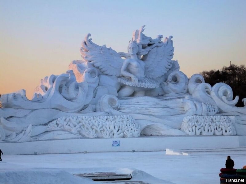 Каждую зиму в китайской провинции Хэйлунцзян проводится крупнейший в мире фестиваль скульптуры изо льда и снега. В этом году ледяной город площадью 600 квадратных метров был возведен за 15 дней и в строительстве его участвовали почти 10 000 рабочих.