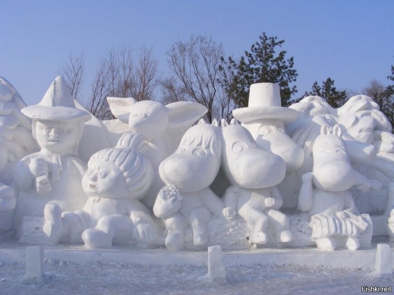 Каждую зиму в китайской провинции Хэйлунцзян проводится крупнейший в мире фестиваль скульптуры изо льда и снега. В этом году ледяной город площадью 600 квадратных метров был возведен за 15 дней и в строительстве его участвовали почти 10 000 рабочих.