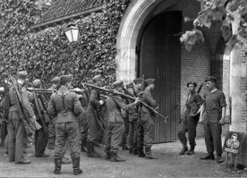 Одна из забавных фотографий 1945 года - немцы пытаются сдать оружие союзникам. Те его не принимают, нет места для складирования. Немцы лишнюю тяжесть таскать не желают, а союзники грозят карами за бесконтрольно выброшенное оружие. Так и препираются...