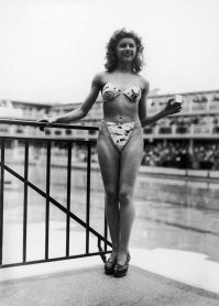 Мишлен Бернардини, французская стриптизерша, была первой и единственной моделью, которую дизайнер купальников Луи Реар смог найти, чтобы продемонстрировать бикини, когда онобыло представлено 5 июля 1946 года в Париже.