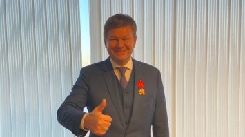 Орденоносный дурак!