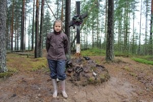 Это точно. Колючка до сих пор по всему лесу раскидана.