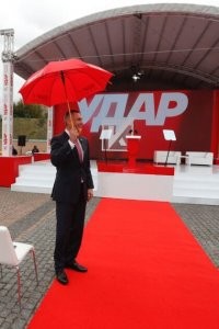 Да они уже начали друг друга поздравлять.
Вот Виталька Кличко, например: