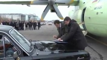 Ильюшинцы даже не забыли соблюсти свою полувековую традицию. Первый полётный лист нового самолёта был подписан на капоте чёрной "Волги".