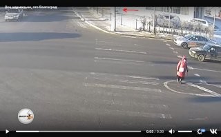 "На записи видно, что женщина начала переходить проезжую часть когда пешеходам еще горел красный свет" , но на бабку наехал когда уже горел зелёный , или не ?(см с 00:05сек)