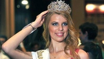 Симпатичные девушки.
А сейчас даже не представляю, сколько надо зарядить жюри, чтобы выиграло такое: