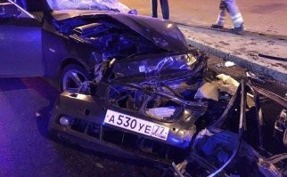 ""Как стало известно «МК», виновником аварии, вероятнее всего, признают водителя «БМВ» 49-летнего Эльмана Ахлиман оглы Гадирова. Погибший азербайджанец зарегистрирован в Ямало-Ненецком автономном округе   там проживает сестра с родней. А жена с тремя детьми  в Азербайджане. В московском регионе Эльман зарабатывал  деньги для всех близких. Мужчина владел торговыми точками.
Из базы данных ГИБДД следует, что погибший ездил на BMW 530Xi 2005 года сборки (258 лошадиных сил, полный привод, 6,8 секунд до 100 км/ч без доработок). Машиной он владел два года и три месяца.
За время владения BMW он сумел получить 143 штрафа на общую сумму 98 тыс. рублей. Из них пять штрафов на 1 тыс. 250 рублей, на 14.00 мск понедельника, остаются неоплаченными.
Кроме того, на машине стоит запрет на регистрационные действия. В то же время в базе нет данных о том, что машина до этого попадала в ДТП.
Большинство штрафов водитель получил за превышение скорости и несоблюдение требований, нарушение разметки и «нарушение требований, предписанных дорожными знаками».""