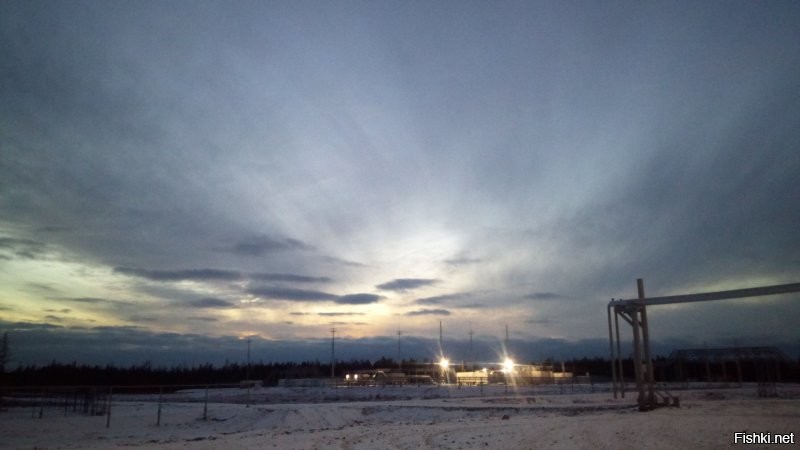 Не ставят такие (параллелепипедные) домики вплотную. 
У них, часто, не с торца вход, а по середине длинной стороны. 
Компановка такая, иначе хрен восемь коек разместишь. 

Есть другие, специально сконструированные для сборки в блоки. 

И да, не жарко а этих кирпичах. 
Как ниже -30, так и 6-8 кВт нагревателей не очень-то и хватает на небольшой вагончик, размером с 4 купе поезда (по площади/объему). 

___

Якутия: