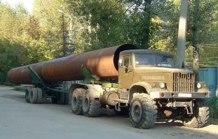 Ну, трубоукдадчик в брезентухе вполне можно с перепугу принять за какую-нибудь вундервафлю.