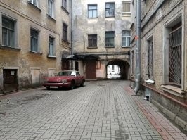 Фото сделано во дворе дома 22 на Боровой. Там неподалёку раньше работал, часто этот Ягуар видел.
