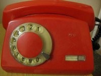 Ничего не понимаю, у меня вот такой телефон

Как его подключить к такому телевизору? :))