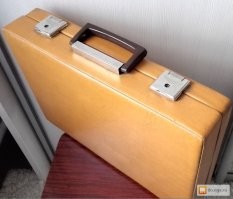 Был у меня такой желтый чемоданчик. Кожаный. Хрен сломаешь. Достался мне по наследству и был передан дальше. Отличная коробочка.