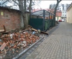 Ну что сказать... Ведь многие тут пишут, что мол вы утрируете и вообще они хорошие и зиззя их ругать, они святы  и неприкасаемы. А вот фоточка совсем свежая, опубликована у нас в городском паблике. Это творчество от нашей городской церквухи. Причём жители окрестных домов пишут, что постоянно ругаются с работничками этой церкви. Ладно бы те разовые были, но нет! Там несколько человек постоянно работают и постоянно выносят похожий хлам в это место. Летом кучи гниющей травы, осенью горы листьев, у промежутках вот такой строительный хлам и мебеля. Строят там постоянно, ибо повыкупили дома вокруг и собственно церкви теперь принадлежит целый небольшой квартал. На вежливые просьбы посылают. При обращении к настоятелю, тот тоже послал, но более витеевато и не факт, что ближе чем его работнички. А администрация тоже не реагирует. Ответ:  Не можем их наказать, не красиво как то и ну чего с них взять то? То есть обычно при масштабных работах, при которых большой объём мусора, заказывают кеску или договариваются с организацией о вывозе большего количества. Но церковь так не поступает. Они выше приземлённого!
 В общем отлично устроились! Они, весь этот квартал, ни за что не платит!!!!! Ни за воду, ни за канализацию, ни за свет, ни за мусор. Нормально так? Вроде и налоги там какие то смешные, в общем совсем не те, что платят обычно люди. Ну и как вам такие пастыри человеческих душ?