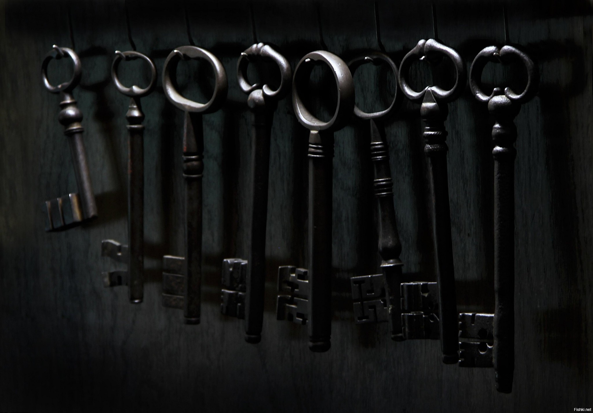 Key черный. Ключи Эстетика. Черный ключ. Связка старинных ключей. Ключ на темном фоне.