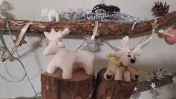 Сидим с женой в домике в деревне на самоизоляции после перенесенного ковида, работаем удаленно, времени полно. В инете наткнулся на новогодние украшения в стиле "хюгге", решили заморочиться. Лес от дома в 50 метрах, сходили за ветками, веревка дома нашлась, гирлянды из фикспрайс, жена купила рублей по 70 недели две назад ("а вдруг пригодится"), фигурки сам слепил из соленого теста - вроде неплохо все получилось?