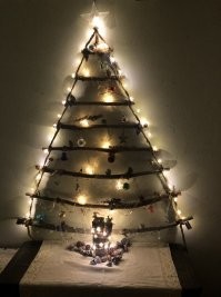 Сидим с женой в домике в деревне на самоизоляции после перенесенного ковида, работаем удаленно, времени полно. В инете наткнулся на новогодние украшения в стиле "хюгге", решили заморочиться. Лес от дома в 50 метрах, сходили за ветками, веревка дома нашлась, гирлянды из фикспрайс, жена купила рублей по 70 недели две назад ("а вдруг пригодится"), фигурки сам слепил из соленого теста - вроде неплохо все получилось?