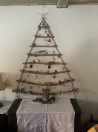 Сидим с женой в домике в деревне на самоизоляции после перенесенного ковида, работаем удаленно, времени полно. В инете наткнулся на новогодние украшения в стиле "хюгге", решили заморочиться. Лес от дома в 50 метрах, сходили за ветками, веревка дома нашлась, гирлянды из фикспрайс, жена купила рублей по 70 недели две назад ("а вдруг пригодится"), фигурки сам слепил из соленого теста - вроде неплохо все получилось?