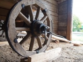 Всё проще - колёса телег оббивались металическими ободами, полосками и проходили чаще по одному месту, и чем больше углублялась колея, тем больше сносило колёса именно в колею. А копыта лошадей, если с подковами, так же понемногу точили камень, но без привязки к колее, по площади. Колесо в металическом ободе работало как напильник, а копыта лошадей как инструмент чеканщика, с меньшим усилием и намного большим разбросом разбросом