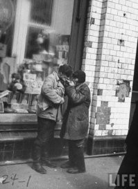 45 витрин и афиш времен СССР