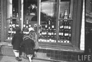 45 витрин и афиш времен СССР