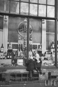 45 витрин и афиш времен СССР