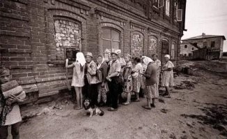 В дополнение поста...Очередь за свежим хлебом. Татарская АССР. 1981 год. Золотой брежневский век страны развитого социализма.Тоже не плохая витрина...