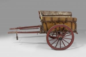 Какие лошади? Какие подковы? Тогда лошадь могли себе позволить только состоятельные жители. Крестьяне повозки на себе таскали.