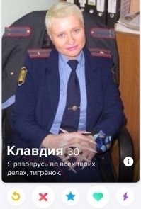 2 вопроса:
Нахрена она фоткается в кресле своего начальника?
Что, бл.ять у нее с ногтями?