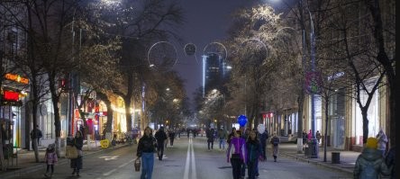хз... но по мне так сомнительное приобретение.
самсунг А71 наверное снимет лучше.
на кого наводил резкость? дама слева? так она в метре от той что по центру, а резкости нету и на ней