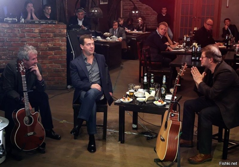 А что же Ванька не прошёлся по БГ - кавалеру ордена "За заслуги перед отечеством" четвертой степени, с его богоборческими песнями. Ах да! БГ- живая легенда, Наше Всё!! Ню-ню!
П.С. БГ мне перестал нравится после альбома "Равноденствие".
