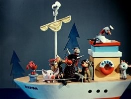 На работе в апреле в связи с этой напастью разрешили приходить на полчаса позже. Чтобы в самый час пик в транспорте не толкаться.  И вот теперь две недели назад в целях усиления борьбы с ковидом, решили, что надо нас каждое утро пересчитывать... ну чтобы держать руку на пульсе, так сказать. Кто пришел, кто не пришел...  Кто заболел, кто просто запил. А по сему давайте ка, ребята, опять к 9 на работу. А то, что метро на 10% сократило подвижной состав в связи с ковид, так это ерунда. Главное же вас посчитать правильно... Как в том мультике, когда козленку надо было срочно подсчитать количество пассажиров на борту кораблика, чтобы тот не утонул... ))