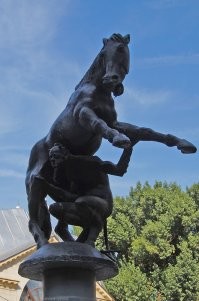 И не угадали ни разу - эти фигуры героев сказок Пушкина тоже в Воронеже: установлены возле нашего Театра кукол! И выполнены, между прочим, тем семейством скульпторов, что и конь с рельсой в зубах...
Тут они в деталях: