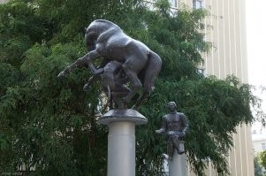 И не угадали ни разу - эти фигуры героев сказок Пушкина тоже в Воронеже: установлены возле нашего Театра кукол! И выполнены, между прочим, тем семейством скульпторов, что и конь с рельсой в зубах...
Тут они в деталях: