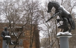 И не угадали ни разу - эти фигуры героев сказок Пушкина тоже в Воронеже: установлены возле нашего Театра кукол! И выполнены, между прочим, тем семейством скульпторов, что и конь с рельсой в зубах...
Тут они в деталях: