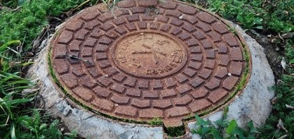 "Круглые крышки люков также легче установить обратно в исходное положение, и их не нужно поворачивать для выравнивания"

Точно не надо?