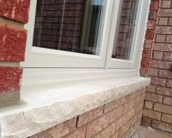 ХЗ, может, конструкция такая (см. ниже. Тоже штапики снаружи).
Ну не совсем же они рукожопы, чтобы мало того, что ставить снаружи на заложенный проем (как утверждают врачи), так еще и не той стороной...