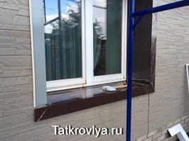 ХЗ, может, конструкция такая (см. ниже. Тоже штапики снаружи).
Ну не совсем же они рукожопы, чтобы мало того, что ставить снаружи на заложенный проем (как утверждают врачи), так еще и не той стороной...