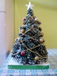 Мы с сыном вот такую ёлку сделали, изнутри еще подсветка