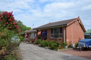 Ну то что тут на фото продают....я не знаю...это сарайки какие то....вот нормальный дом в Австралии...и стоит он под лимон баксов (австралийских)