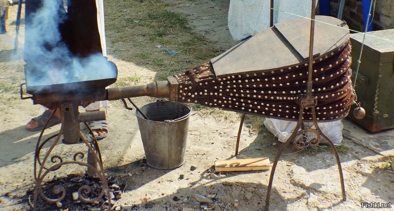 Кузнечный горн с мехами. Меха в кузнечном горне. Коробчатые кузнечные меха. Горн и меха в кузнице. Меха для нагнетания воздуха.