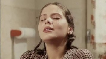 А я запомнил её по фильму "Народный роман".
Там она моложе и более непосредственна. 
Кадры из фильма (если что)...