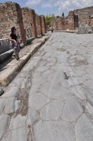 Я был в Помпеях, там везде такие "рельсы" ))) Билет до Неаполя в помощь. )) И еще, где на тротуарах из камня Вы видели тропинки от людских ног? И не утверждайте больше ерунды, если сами не видели того о чём рассуждаете...