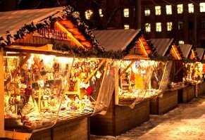 "Новогодний базар в Москве"

Не новогодний, а ёлочный... 
А новогодний вот: