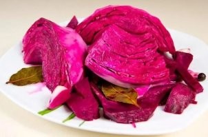 Капуста квашенная со свеклой, это вроде украинское блюдо которое называется "капуста пелюстками" (с укр. лепестки)...
но когда в рецепте дошел до  "полтора ложка соли", понял что это действительно грузинское блюдо. 

Сравнил рецепты украинского и грузинского блюда... разница только в кипячении рассола..
Фото украинского блюда.