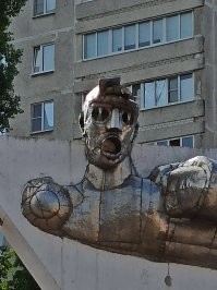 Не надо эти памятники сносить. По ним можно целый тур сделать. Я бы проехался, вот точно в Нововоронеж имело бы смысл сгонять. Вот вам в подтверждение фоточка из славного города Курчатов. С днем энергетика, кстати!