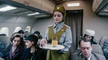 Не любитель пялиться часами в телик, но этот сериал просмотрел за 1 день. Очень интересно, аж захотел научиться играть в шахматы. Понравилось все, музыка, стиль того времени передан классно, но со стюардессой конечно перегнули ))). Вот кстати и она, кому интересно.